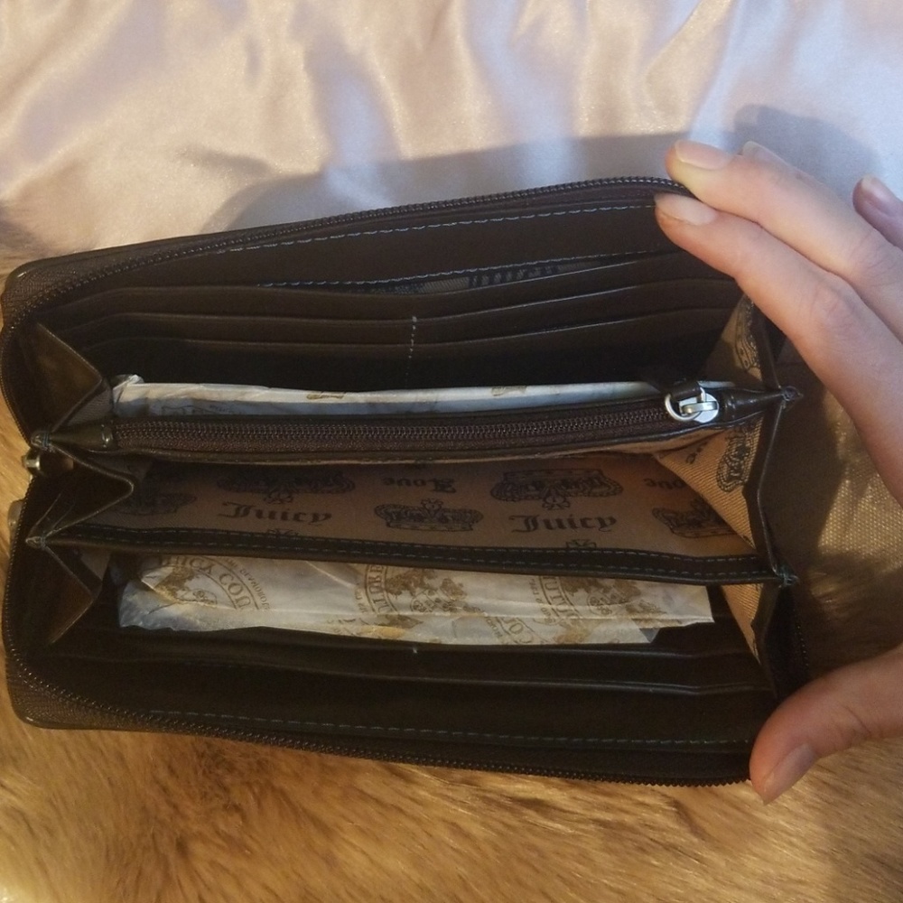 👑JUICY COUTURE👑 velour wallet! - Picture 3 of 4